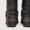 Hohe Biker-Stiefel für Damen aus schwarzem Leder mit Riemen und silberfarbener Schnalle