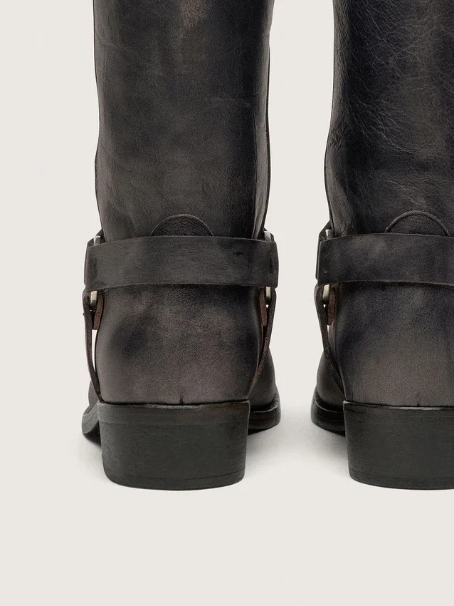 Hohe Biker-Stiefel für Damen aus schwarzem Leder mit Riemen und silberfarbener Schnalle