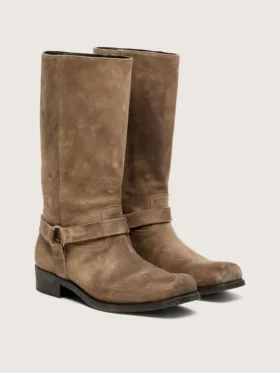 Hohe Damen-Biker-Stiefel aus dunkelbeigem, gewachstem Wildleder mit Riemen und silberfarbener Schnalle