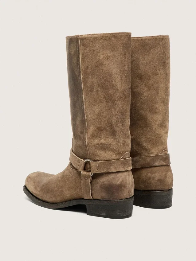 Hohe Damen-Biker-Stiefel aus dunkelbeigem, gewachstem Wildleder mit Riemen und silberfarbener Schnalle