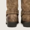 Hohe Damen-Biker-Stiefel aus dunkelbeigem, gewachstem Wildleder mit Riemen und silberfarbener Schnalle