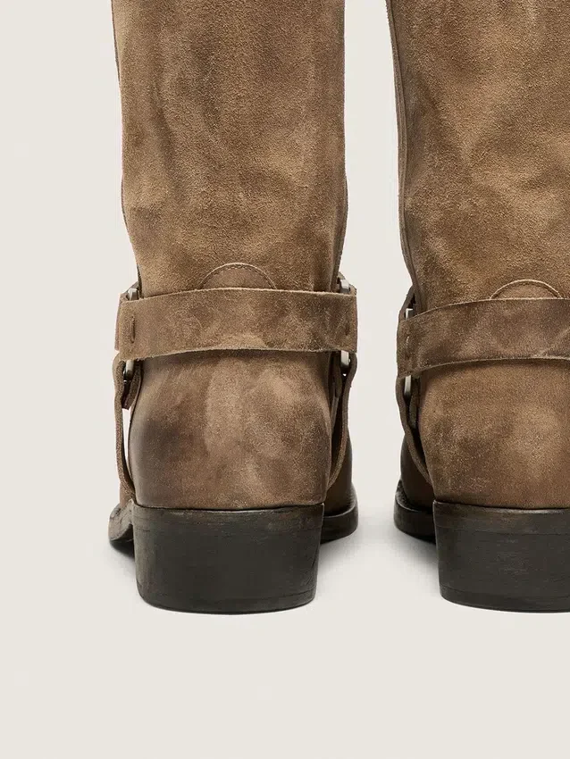 Hohe Damen-Biker-Stiefel aus dunkelbeigem, gewachstem Wildleder mit Riemen und silberfarbener Schnalle