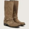 Hohe Herren-Biker-Stiefel aus dunkelbeigem, gewachstem Wildleder mit Riemen und silberfarbener Schnalle