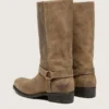 Hohe Herren-Biker-Stiefel aus dunkelbeigem, gewachstem Wildleder mit Riemen und silberfarbener Schnalle