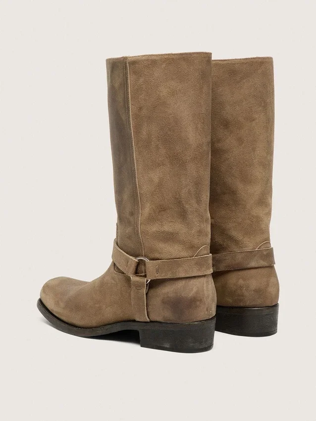 Hohe Herren-Biker-Stiefel aus dunkelbeigem, gewachstem Wildleder mit Riemen und silberfarbener Schnalle