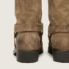 Hohe Herren-Biker-Stiefel aus dunkelbeigem, gewachstem Wildleder mit Riemen und silberfarbener Schnalle