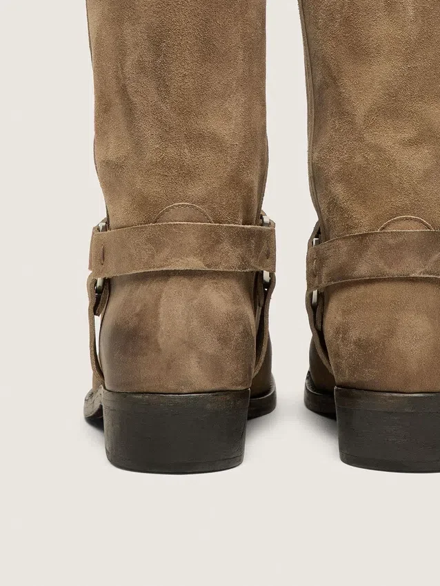 Hohe Herren-Biker-Stiefel aus dunkelbeigem, gewachstem Wildleder mit Riemen und silberfarbener Schnalle