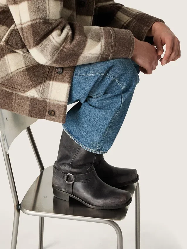 Hohe Herren-Biker-Stiefel aus schwarzem Leder mit Riemen und silberfarbener Schnalle