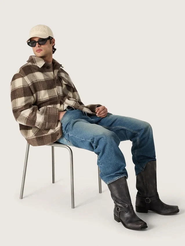 Hohe Herren-Biker-Stiefel aus schwarzem Leder mit Riemen und silberfarbener Schnalle