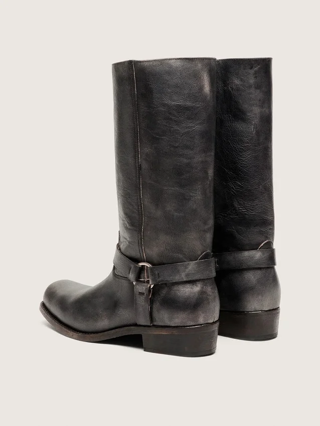 Hohe Herren-Biker-Stiefel aus schwarzem Leder mit Riemen und silberfarbener Schnalle