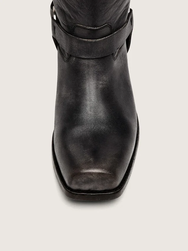 Hohe Herren-Biker-Stiefel aus schwarzem Leder mit Riemen und silberfarbener Schnalle