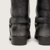 Hohe Herren-Biker-Stiefel aus schwarzem Leder mit Riemen und silberfarbener Schnalle
