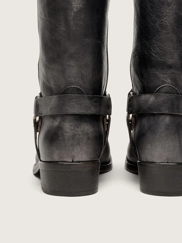 Hohe Herren-Biker-Stiefel aus schwarzem Leder mit Riemen und silberfarbener Schnalle