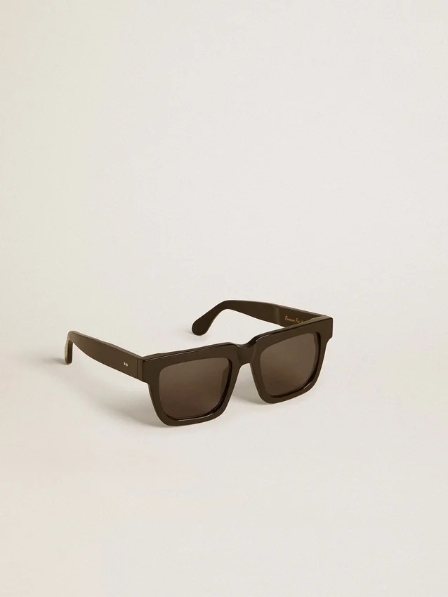 Jamie-Sonnenbrille im quadratischen Stil mit schwarzem Rahmen und goldenem Logo