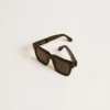 Jamie-Sonnenbrille im quadratischen Stil mit schwarzem Rahmen und goldenem Logo