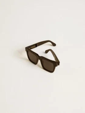 Jamie-Sonnenbrille im quadratischen Stil mit schwarzem Rahmen und goldenem Logo