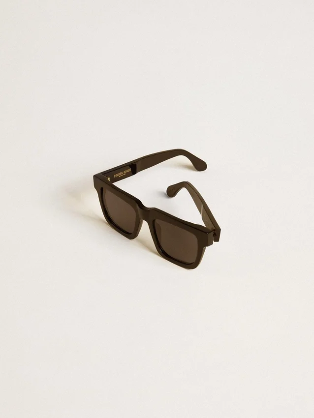 Jamie-Sonnenbrille im quadratischen Stil mit schwarzem Rahmen und goldenem Logo