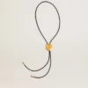 Jewelmates Bolo-Krawattenhalskette aus schwarzem Leder mit Details aus antikem Goldmetall