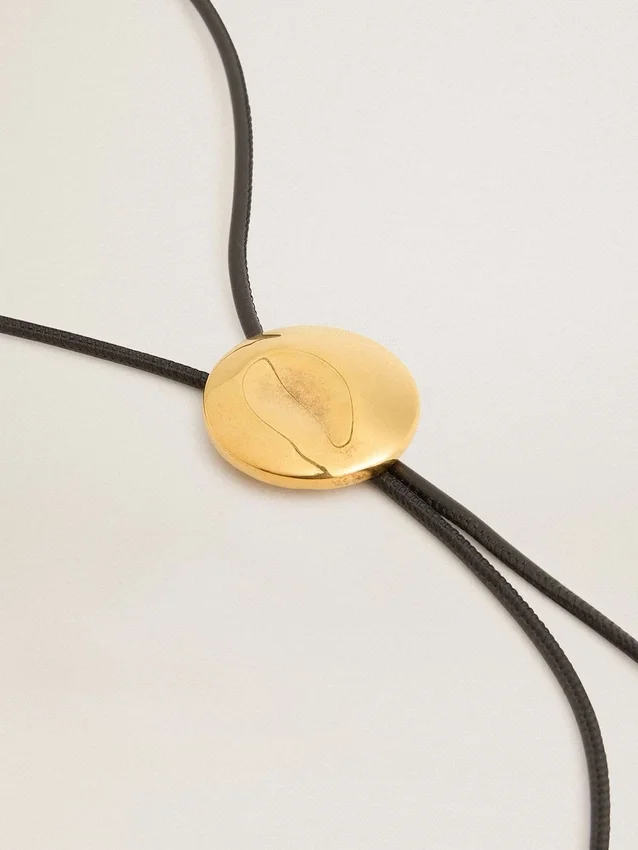 Jewelmates Bolo-Krawattenhalskette aus schwarzem Leder mit Details aus antikem Goldmetall