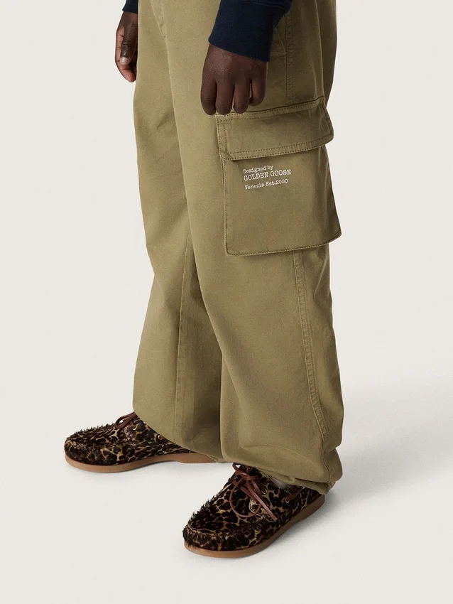 Journey-Cargohose für Jungen aus militärgrünem Baumwollgabardine mit Aufdruck