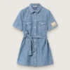 Journey Kurzarm-Hemdkleid für Mädchen aus hellblauem Baumwoll-Chambray mit gesticktem Aufnäher