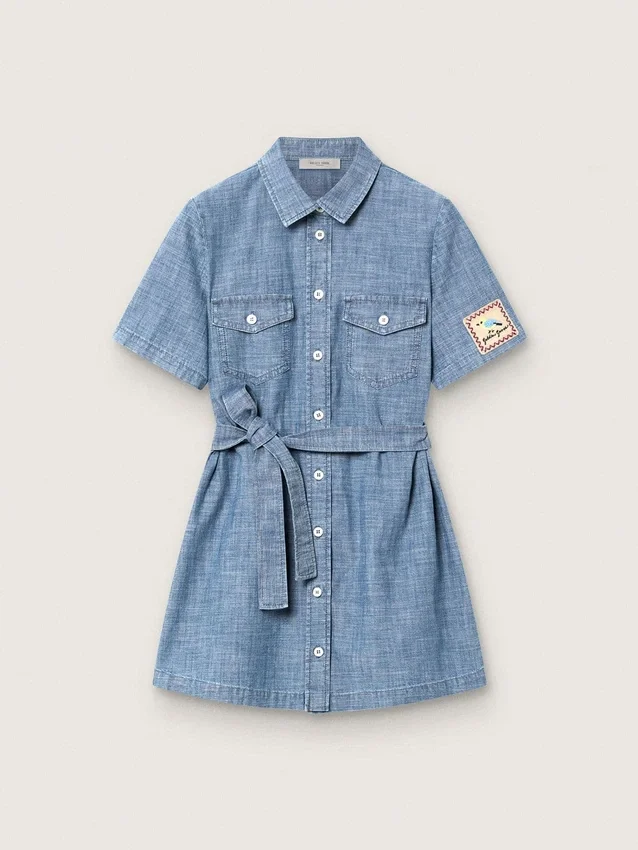 Journey Kurzarm-Hemdkleid für Mädchen aus hellblauem Baumwoll-Chambray mit gesticktem Aufnäher
