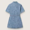 Journey Kurzarm-Hemdkleid für Mädchen aus hellblauem Baumwoll-Chambray mit gesticktem Aufnäher