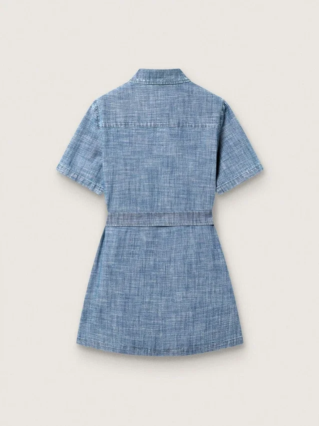 Journey Kurzarm-Hemdkleid für Mädchen aus hellblauem Baumwoll-Chambray mit gesticktem Aufnäher