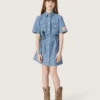 Journey Kurzarm-Hemdkleid für Mädchen aus hellblauem Baumwoll-Chambray mit gesticktem Aufnäher