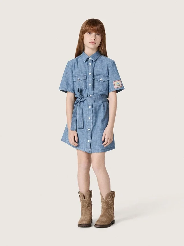 Journey Kurzarm-Hemdkleid für Mädchen aus hellblauem Baumwoll-Chambray mit gesticktem Aufnäher