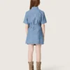 Journey Kurzarm-Hemdkleid für Mädchen aus hellblauem Baumwoll-Chambray mit gesticktem Aufnäher