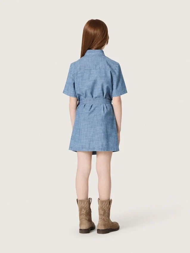 Journey Kurzarm-Hemdkleid für Mädchen aus hellblauem Baumwoll-Chambray mit gesticktem Aufnäher