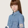 Journey Kurzarm-Hemdkleid für Mädchen aus hellblauem Baumwoll-Chambray mit gesticktem Aufnäher