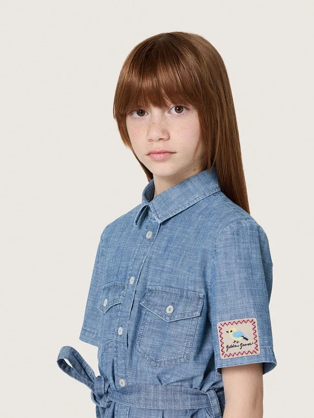 Journey Kurzarm-Hemdkleid für Mädchen aus hellblauem Baumwoll-Chambray mit gesticktem Aufnäher