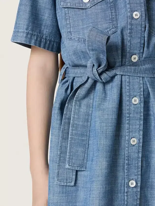 Journey Kurzarm-Hemdkleid für Mädchen aus hellblauem Baumwoll-Chambray mit gesticktem Aufnäher