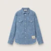 Journey Unisex-Hemd aus hellblauem Baumwoll-Chambray mit Fransen am Saum und gesticktem Aufnäher
