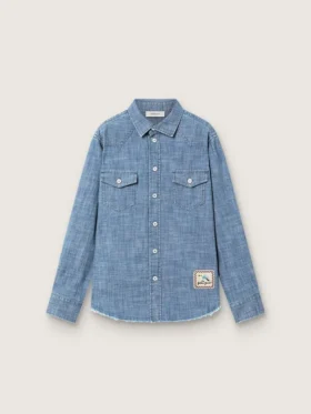 Journey Unisex-Hemd aus hellblauem Baumwoll-Chambray mit Fransen am Saum und gesticktem Aufnäher