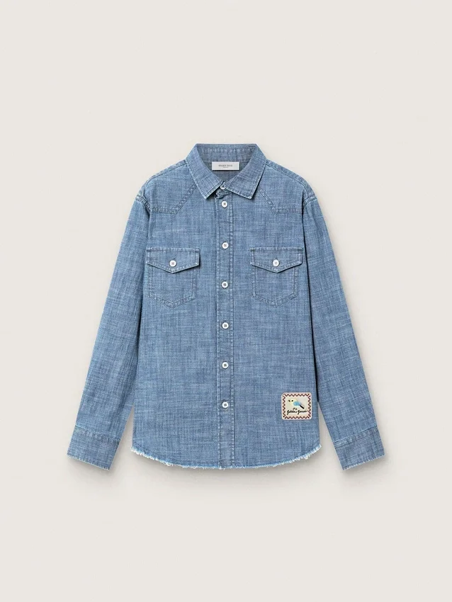 Journey Unisex-Hemd aus hellblauem Baumwoll-Chambray mit Fransen am Saum und gesticktem Aufnäher
