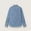 Journey Unisex-Hemd aus hellblauem Baumwoll-Chambray mit Fransen am Saum und gesticktem Aufnäher