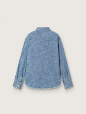 Journey Unisex-Hemd aus hellblauem Baumwoll-Chambray mit Fransen am Saum und gesticktem Aufnäher