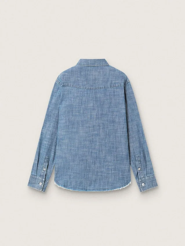 Journey Unisex-Hemd aus hellblauem Baumwoll-Chambray mit Fransen am Saum und gesticktem Aufnäher
