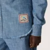Journey Unisex-Hemd aus hellblauem Baumwoll-Chambray mit Fransen am Saum und gesticktem Aufnäher