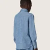 Journey Unisex-Hemd aus hellblauem Baumwoll-Chambray mit Fransen am Saum und gesticktem Aufnäher