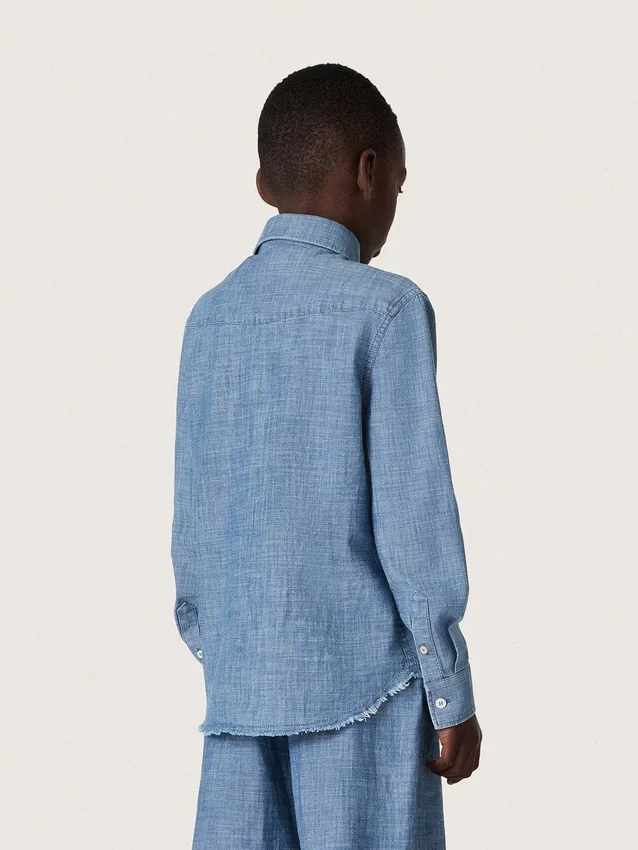 Journey Unisex-Hemd aus hellblauem Baumwoll-Chambray mit Fransen am Saum und gesticktem Aufnäher