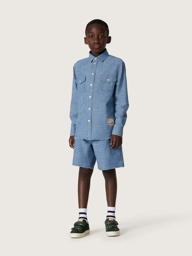 Journey Unisex-Shorts aus hellblauem Baumwoll-Chambray mit gesticktem Logo
