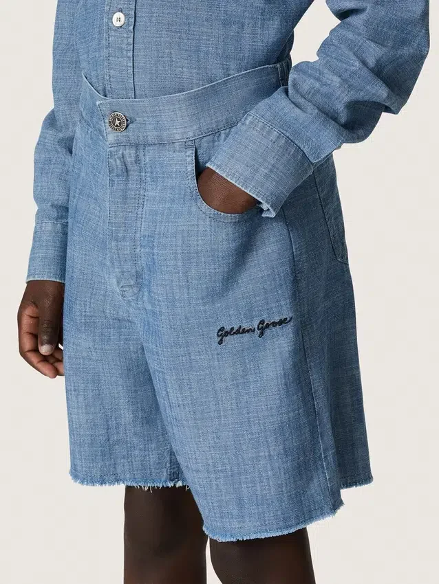 Journey Unisex-Shorts aus hellblauem Baumwoll-Chambray mit gesticktem Logo