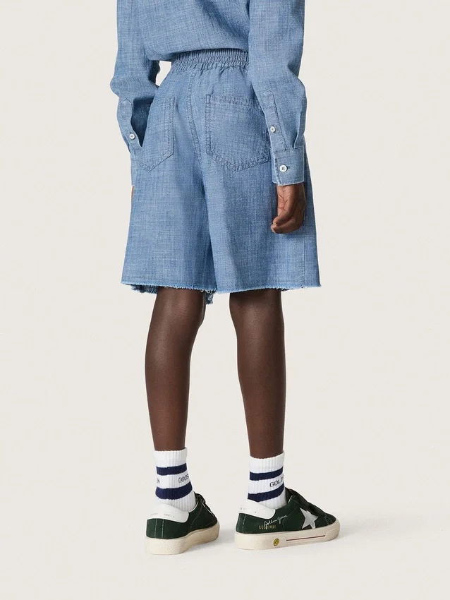 Journey Unisex-Shorts aus hellblauem Baumwoll-Chambray mit gesticktem Logo