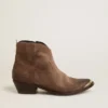 Junge Stiefel aus dunkelbraunem Wildleder