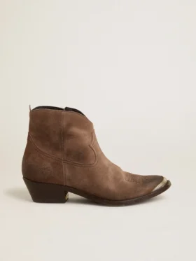 Junge Stiefel aus dunkelbraunem Wildleder