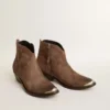 Junge Stiefel aus dunkelbraunem Wildleder